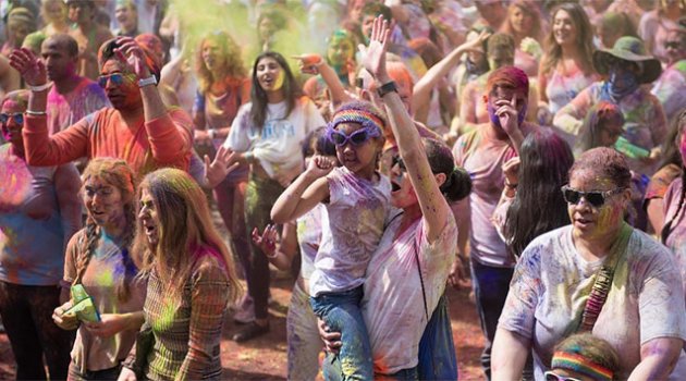 'Holi Festivali' yine renk saçacak