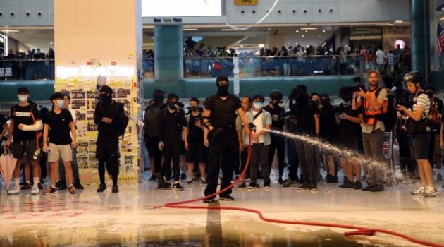 Hong Kong'da göstericiler AVM'yi bastı