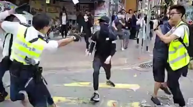 Hong Kong polisi bir protestocuyu daha vurdu