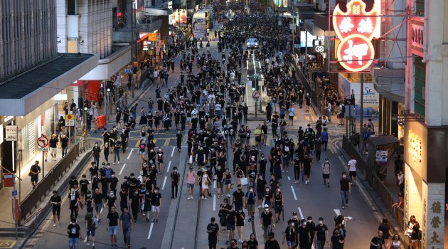 Hong Kong'da binlerce kişi yeniden sokaklarda