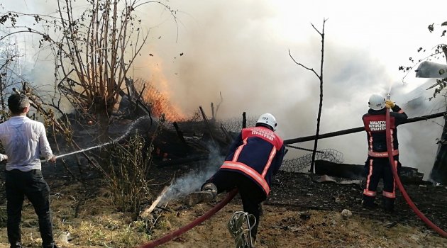 Hurdalıkta çıkan yangın evlere sıçradı