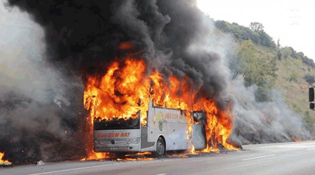 İçinde 32 yolcu bulunan otobüs alev alev yandı