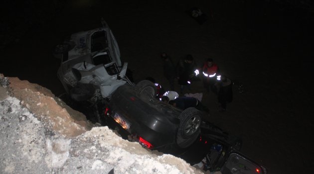 İki araç menfez çukuruna düştü: 7 ölü, 2 yaralı