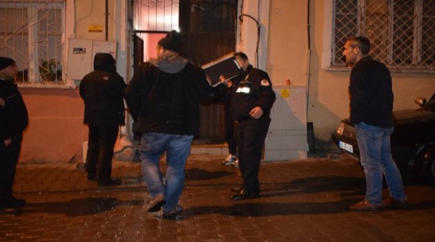 Benzinle çocuklarını yakmaya çalıştı