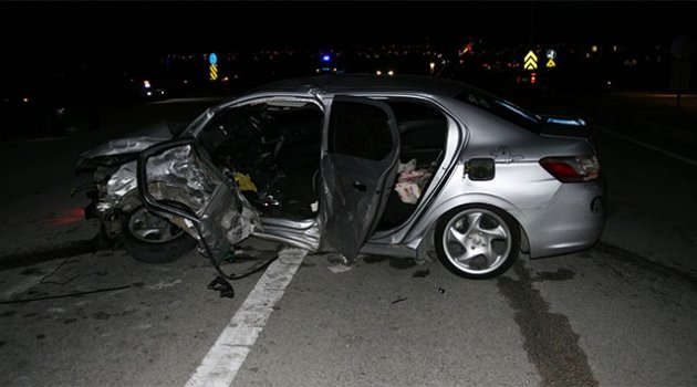 İki otomobil çarpıştı: 1 ölü, 3 yaralı !