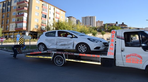 İki otomobil çarpıştı: 1 yaralı