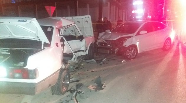 İki otomobil çarpıştı: 4 yaralı