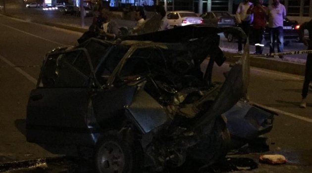 İki otomobil kafa kafaya çarpıştı 6 kişi yaralandı