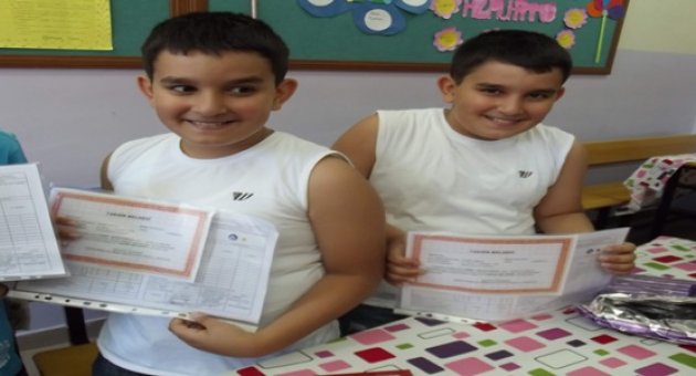 İKİZ KARDEŞLERİN KARNE HEYECANI