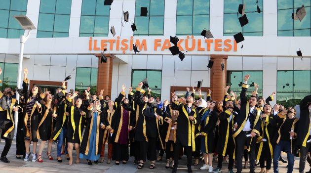 Mezun olup kep fırlattılar