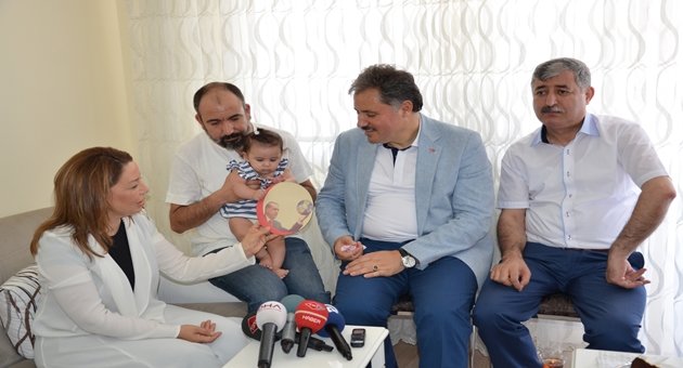 İlk Bayram Harçlığını Başbakan'a Bağışladırlar