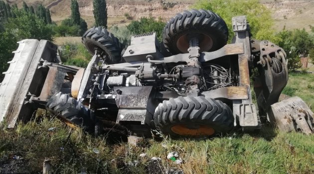 İş makinesi şarampole devrildi