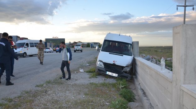 İşçi servisi kaza yaptı : 10 yaralı