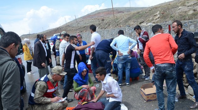 İşçileri taşıyan minibüs devrildi: 13 yaralı