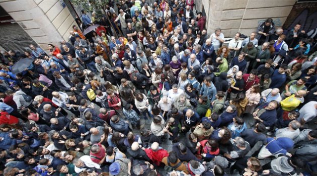 İspanya'da referandum gerginliği: 460 yaralı