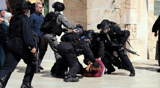 İsrail polisinden Mescidi Aksa'ya saldırı : 37 yaralı