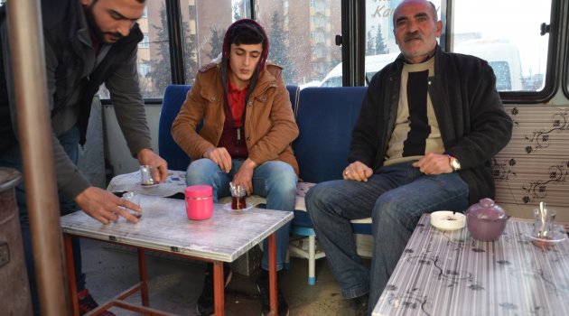 "İsteyen herkese sıcak çayımız var"