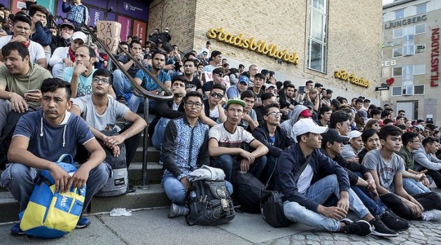 İsveç'te sınır dışı edilen mülteci genç intihar etti