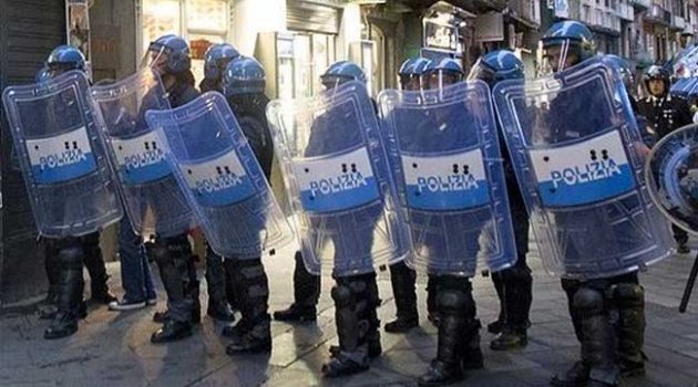 İtalyan polisinden aşırı sağ parti mitingini protesto eden sol gruba sert müdahale