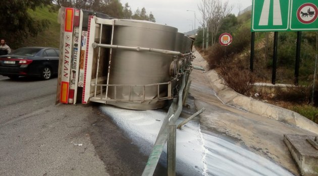İzmir'de süt dolu tır devrildi: 1 yaralı