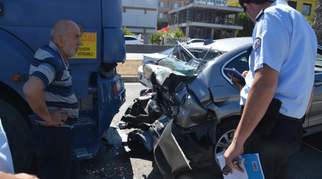 İzmir'de kamyon ile otomobil çarpıştı: 3 yaralı