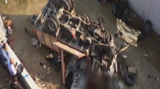 İzmir'de mültecileri taşıyan kamyon çaya devrildi: 22 ölü