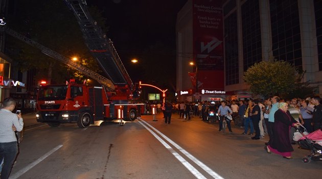 Askeri linçten polis kurtardı