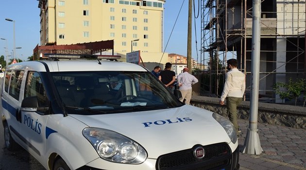 Kafasına kiremit düşen işçi yaralandı