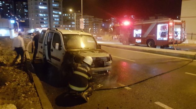 Kahramanmaraş'ta park halindeki araç yandı