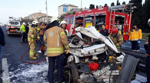 Kamyonet otomobille çarptı: 1 kişi hayatını kaybetti