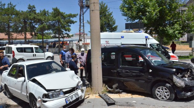 Kamyonetle otomobil çarpıştı!