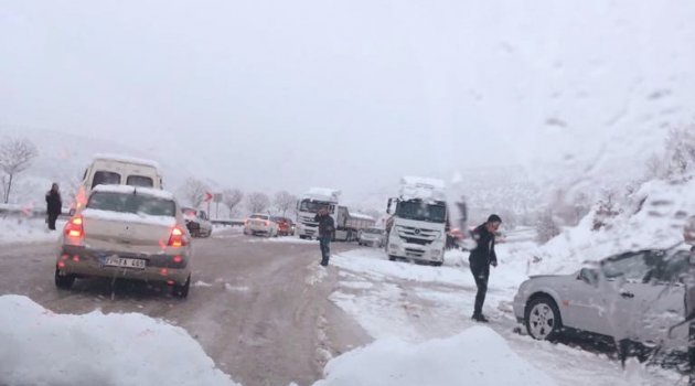 Kar nedeniyle yollar ulaşıma kapandı