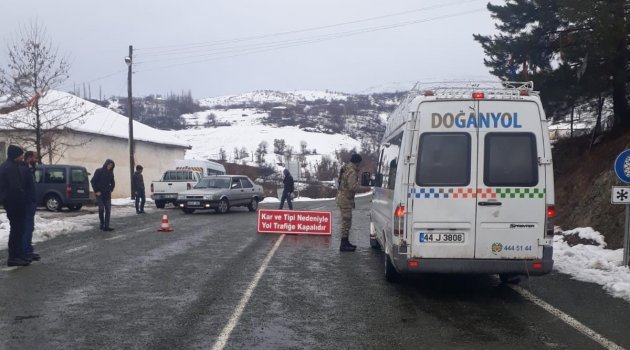 Kar ve tipi yolları ulaşıma kapattı