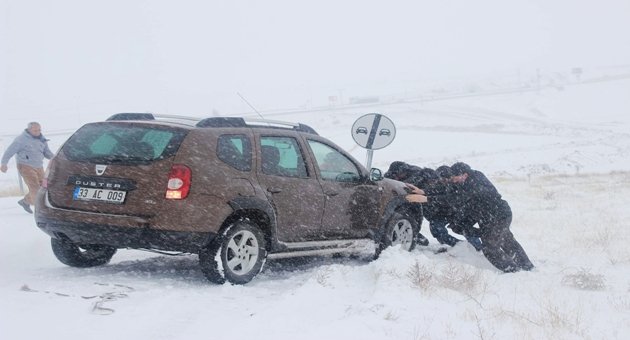 Kar yağdı 12 araç yoldan çıktı