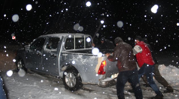 Kar yağışı nedeniyle araçlar yolda mahsur kaldı