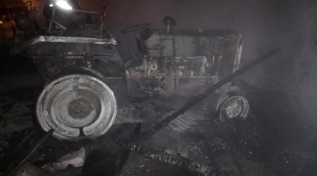 Karabük'te çıkan yangında 2 samanlık ve 1 traktör yandı