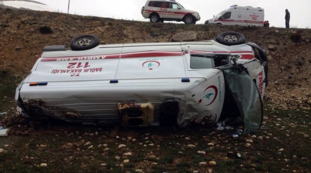 Karaman'da ambulans şarampole devrildi: 3 yaralı