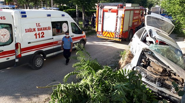 Karaman'da kontrolden çıkan otomobil ağacı devirdi: 2 yaralı