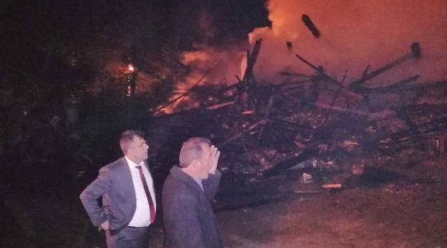 Kastamonu'da iki katlı ev kül oldu 5 ton sarımsak yandı