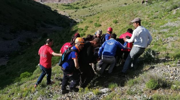 Kayalıklardan düştü AFAD kurtardı