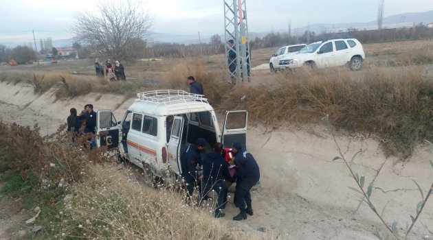 Kayseri'de minibüs kanala düştü: 3 yaralı