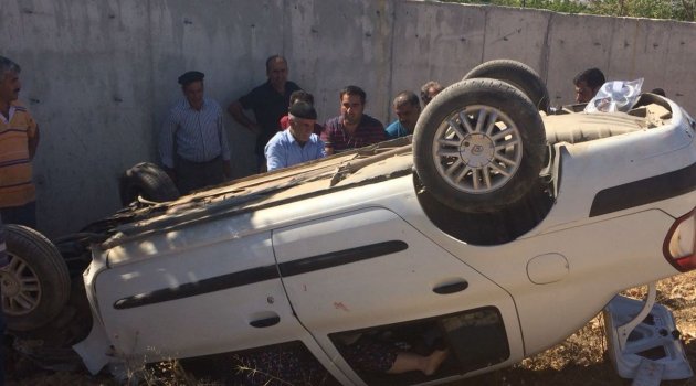 Kaza yapan otomobil ters döndü: 5 yaralı