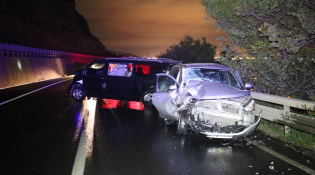 Kaza yapıp sürücüsünün kaçtığı minibüse 2 araç çarptı: 1 yaralı