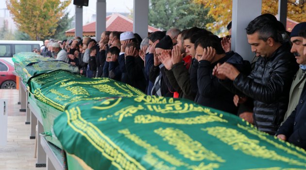 Yan yana dizilen tabutlar yürek yaktı!