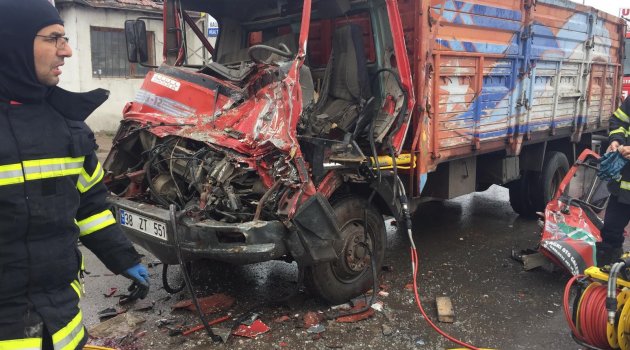 Kazada sıkışan kamyon şoförü ağır yaralandı