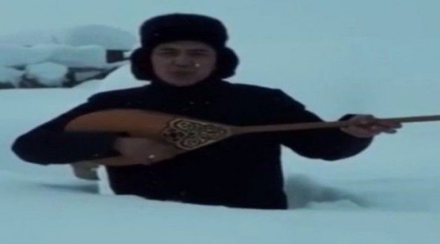 Kazakistan'da karda mahsur kalan ozandan dombıralı yardım çağrısı