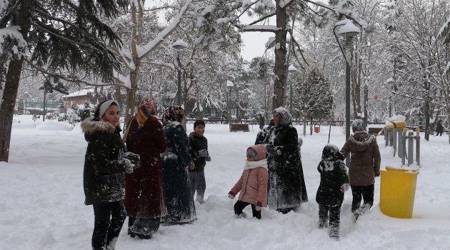 Kent merkezine yıllar sonra yağan yoğun kar sevinçle karşılandı