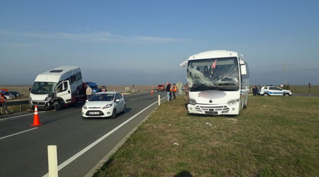 Kırklareli'de servis araçları çarpıştı: 17 yaralı