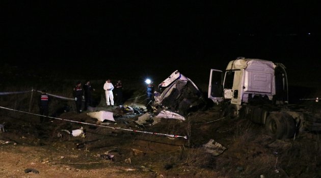 Kırşehir-Kırıkkale yolunda feci kaza: 3 ölü, 2 yaralı