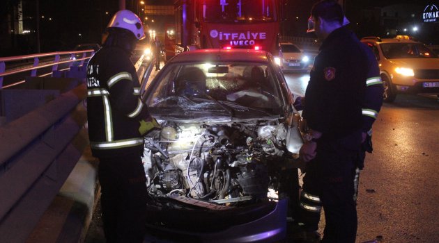Kocaeli'de otomobil kamyonete çarptı: 2 yaralı